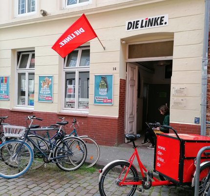 Auf dem Bild sieht man den Haupteingang zur Hundestr. 14 in Lübeck, dem Parteibüro der LINKEN in Lübeck.